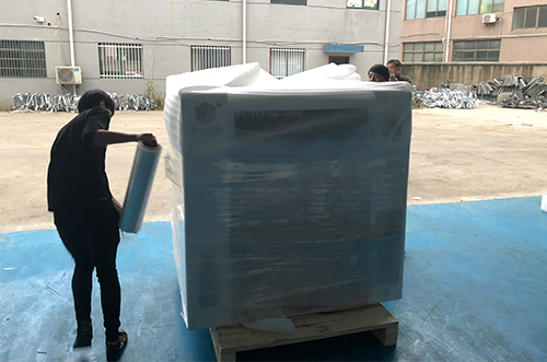深圳客戶SMT設備專車送貨，貨到上門安裝調試
